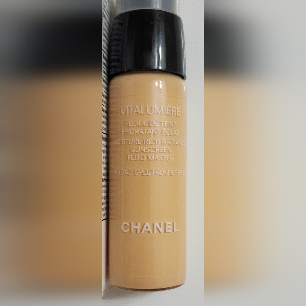 CHANEL "01-IVOIRE" SUNSCREEN FLUID MAKEUP BROAD SPECTRUM SPF 15